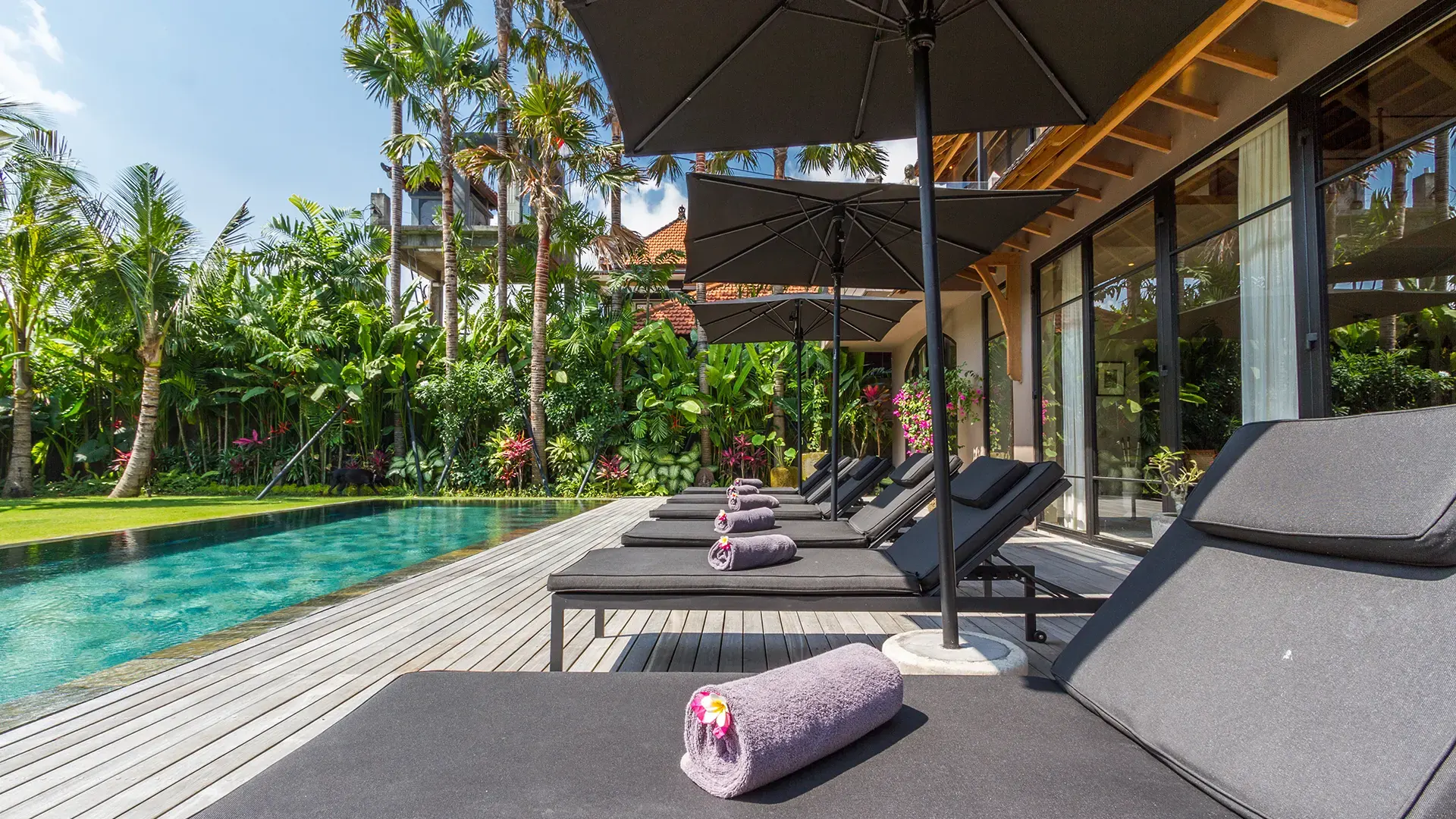 villa taijasa poolside with relax chair