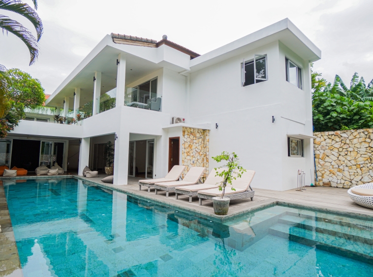 Elegant Modern Villa with Four Ensuite Bedrooms in Prime Umalas Location