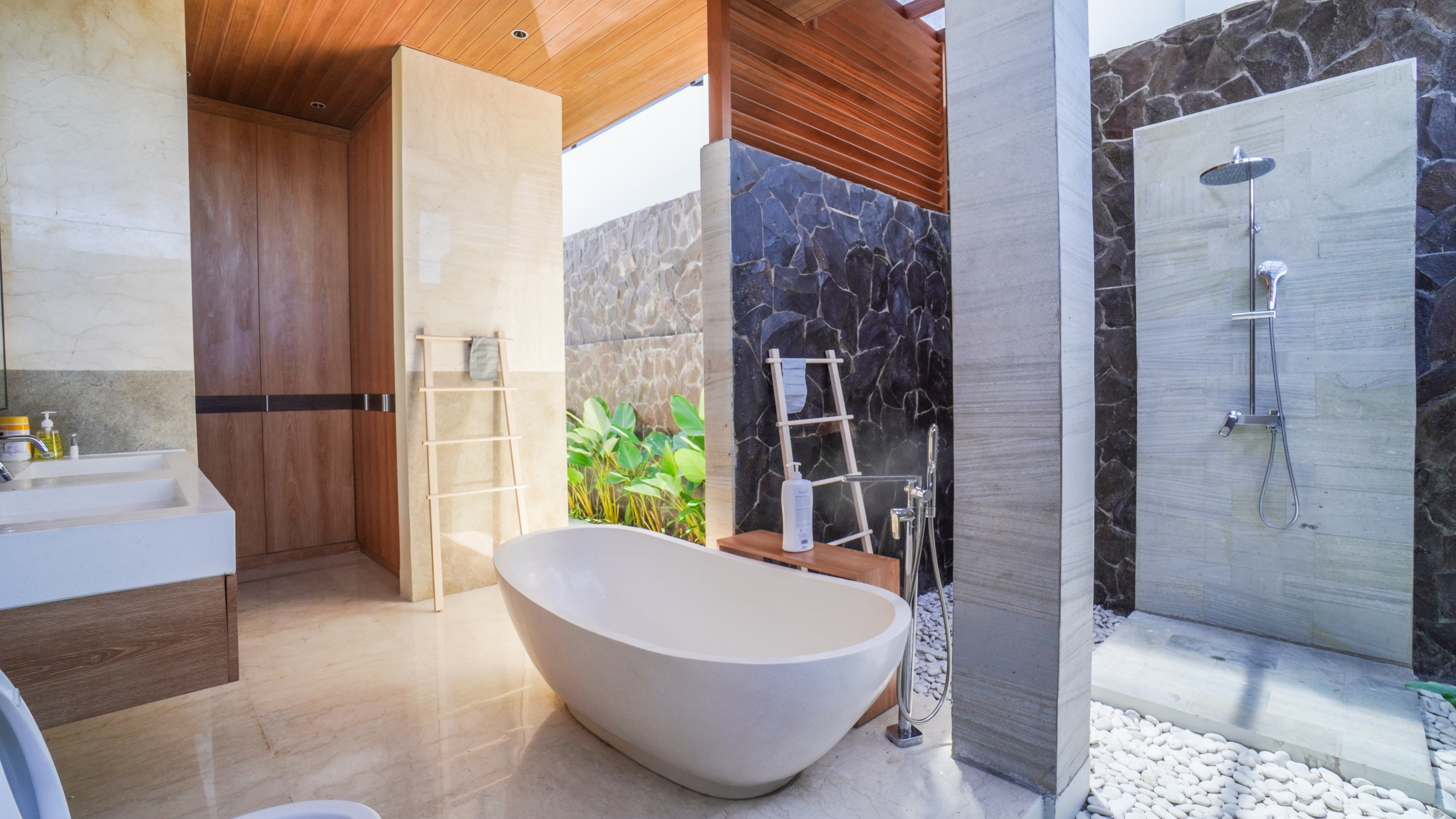 New Sanur Villa with 4 Bedrooms and Green View - Bathroom