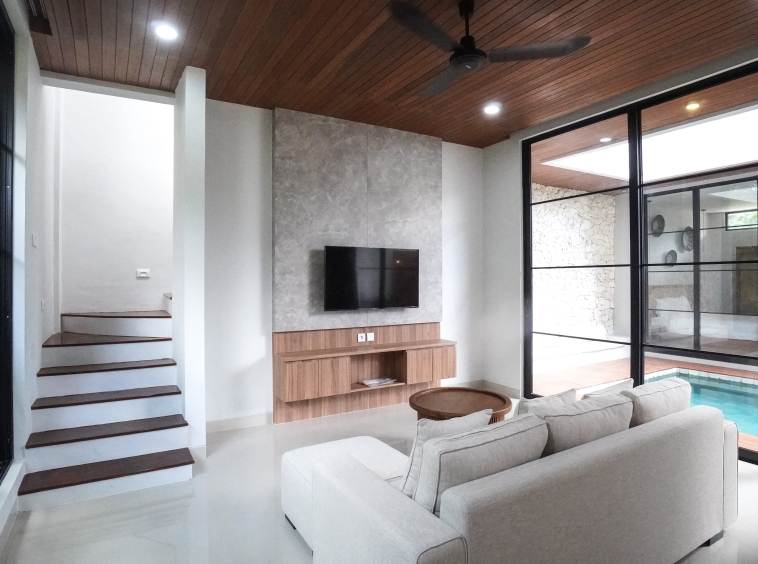 Brand New Villa with 3 Bedrooms in A Peaceful Kuwum Area - Living Room