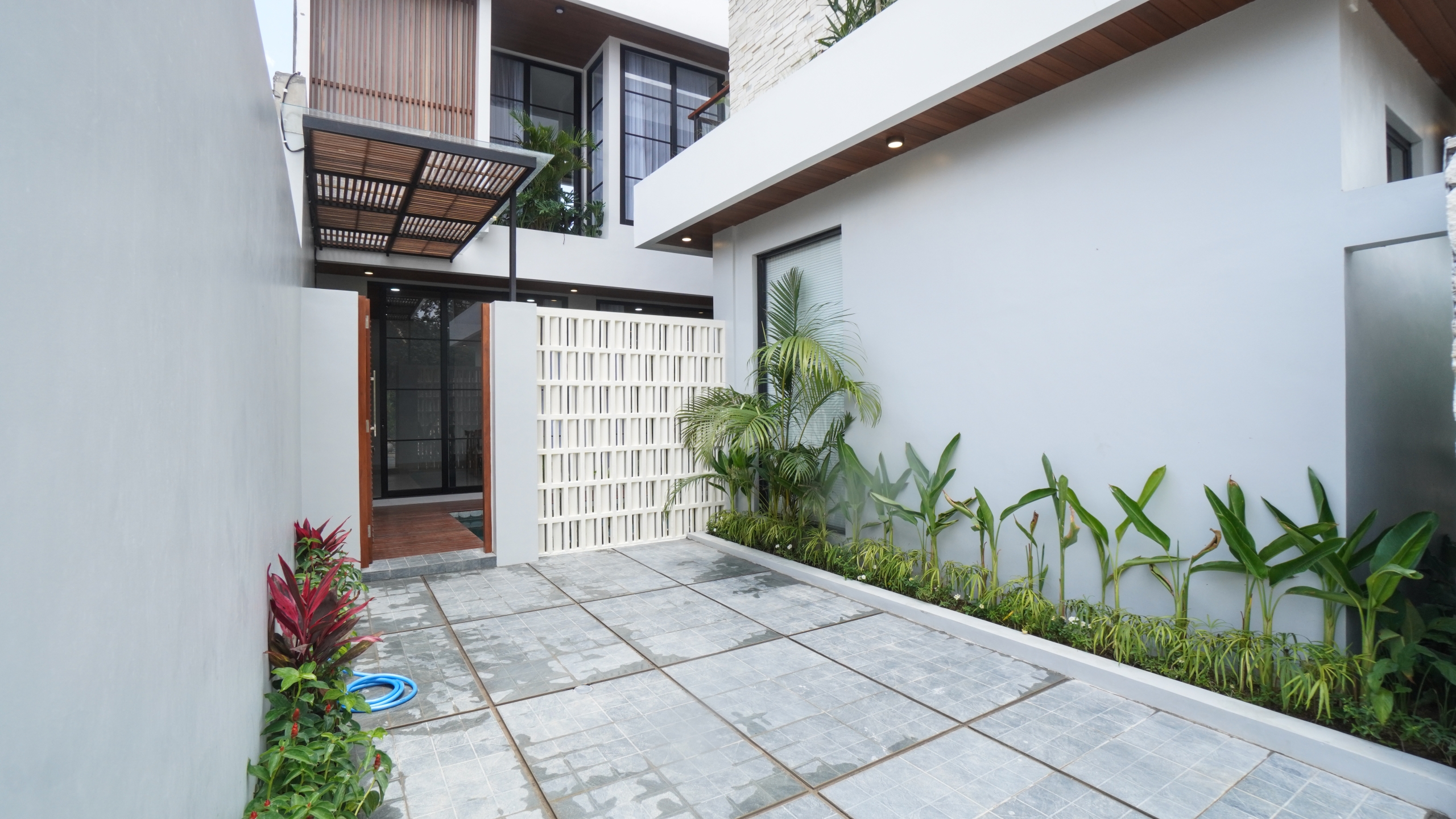 Brand New Villa with 3 Bedrooms in A Peaceful Kuwum Area - Garage