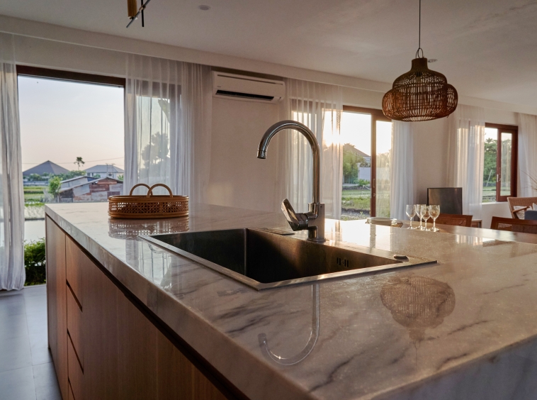 Beautiful Villa with 3 Bedrooms and Rice Field Views in Cemagi - Interior