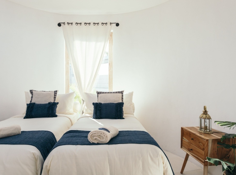 Four Tiny Villas, a 5-Bedrooms Investment in Pererenan - Bedroom