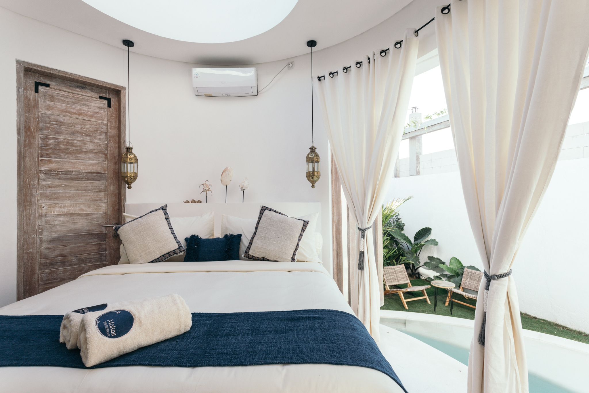 Four Tiny Villas, a 5-Bedrooms Investment in Pererenan - Bedroom