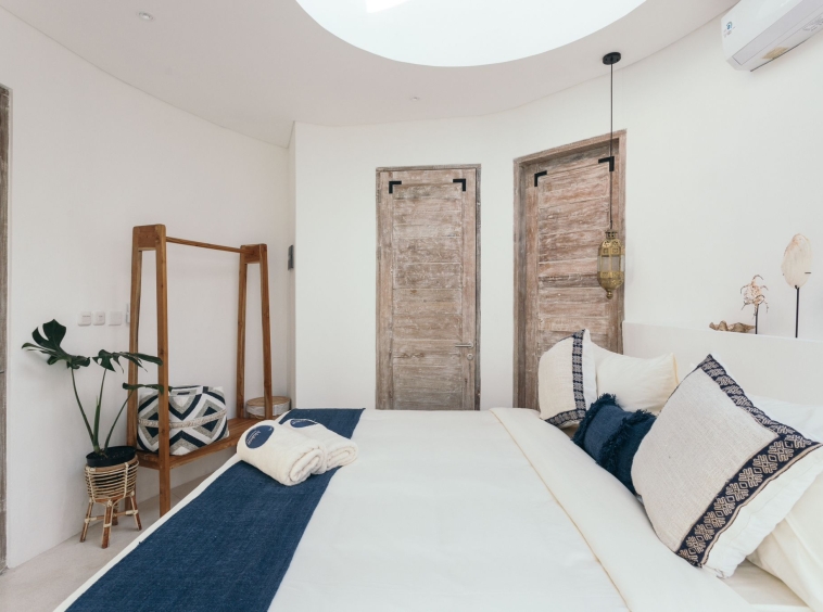 Four Tiny Villas, a 5-Bedrooms Investment in Pererenan - Bedroom