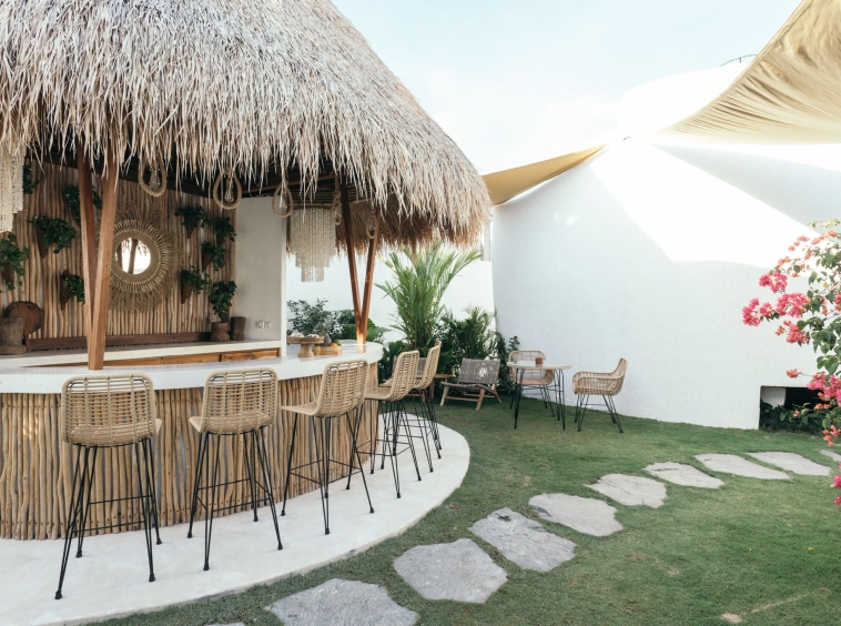 Four Tiny Villas, a 5-Bedrooms Investment in Pererenan - Bar