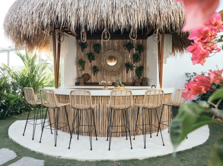 Four Tiny Villas, a 5-Bedrooms Investment in Pererenan - Bar