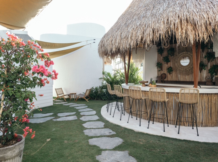 Four Tiny Villas, a 5-Bedrooms Investment in Pererenan - Bar