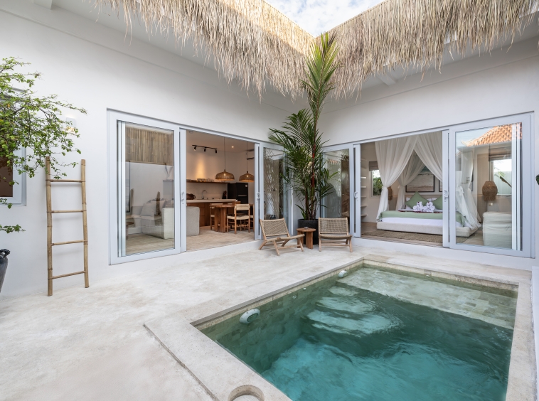 Tropical Villa with 1,5 Bedrooms Close to Cemagi Beach Pool